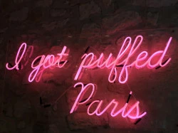Enseigne néon à Paris
